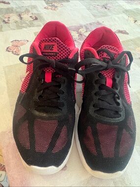Nike Women's Black and Pink Athletic Running Shoes